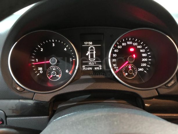 Volkswagen Golf 1.6 TDI · Ano 2010