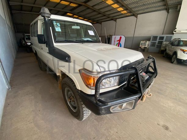 Toyota Land Cruiser (4x4) ·