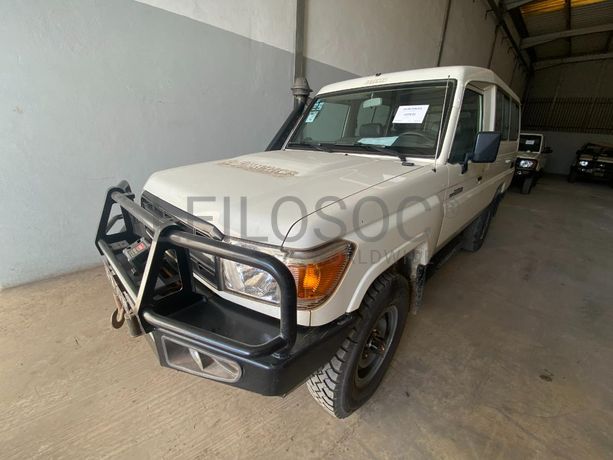 Toyota Land Cruiser (4x4) ·