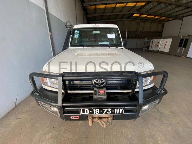 Toyota Land Cruiser (4x4) ·