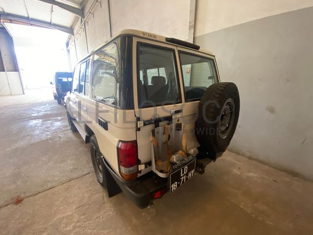 Toyota Land Cruiser (4x4) ·