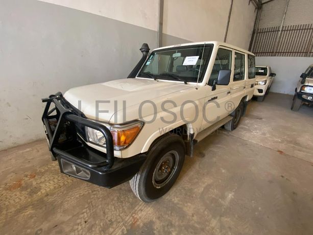 Toyota Land Cruiser (4x4) ·