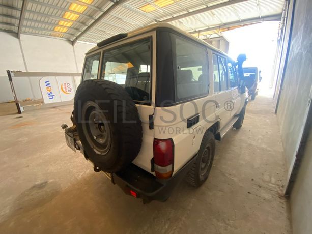 Toyota Land Cruiser (4x4) ·