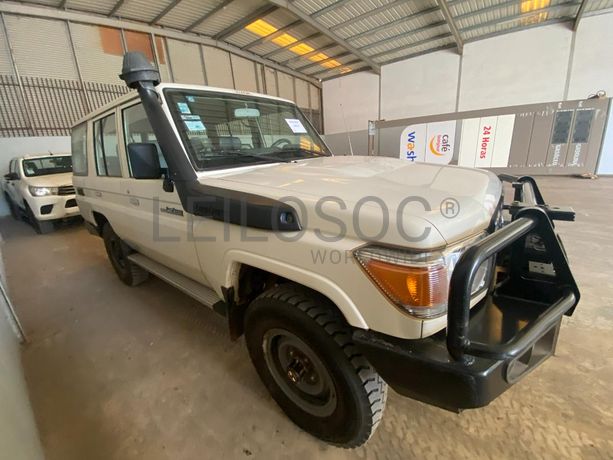 Toyota Land Cruiser (4x4) ·