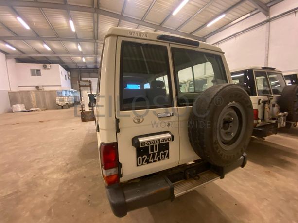 Toyota Land Cruiser (4x4) ·