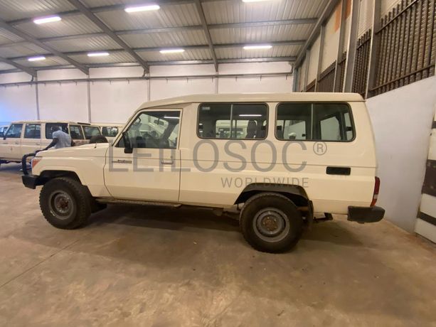 Toyota Land Cruiser (4x4) ·