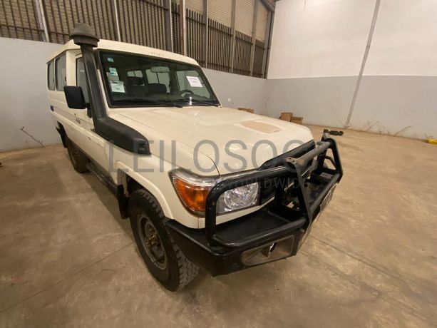 Toyota Land Cruiser (4x4) ·