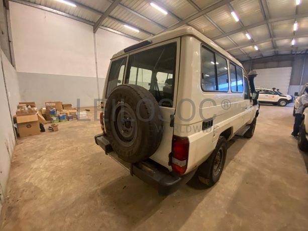 Toyota Land Cruiser (4x4) ·