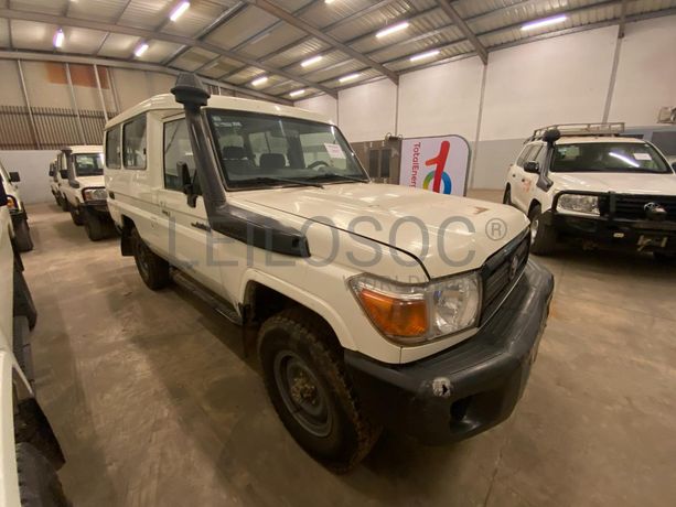 Toyota Land Cruiser (4x4) ·
