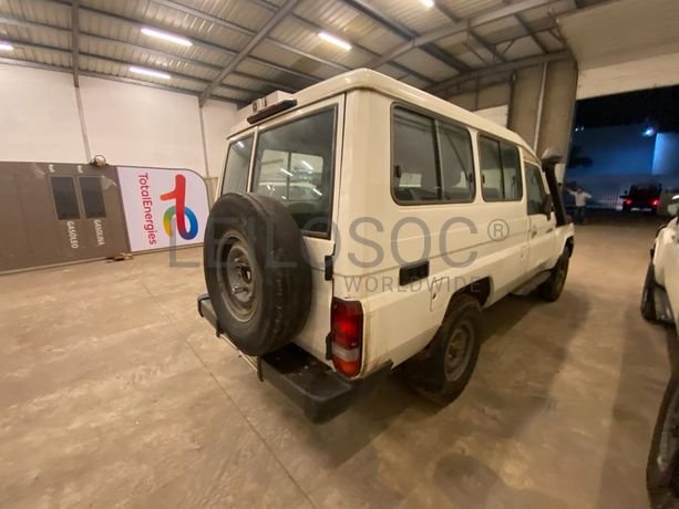 Toyota Land Cruiser (4x4) ·