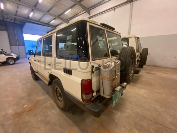 Toyota Land Cruiser (4x4) ·