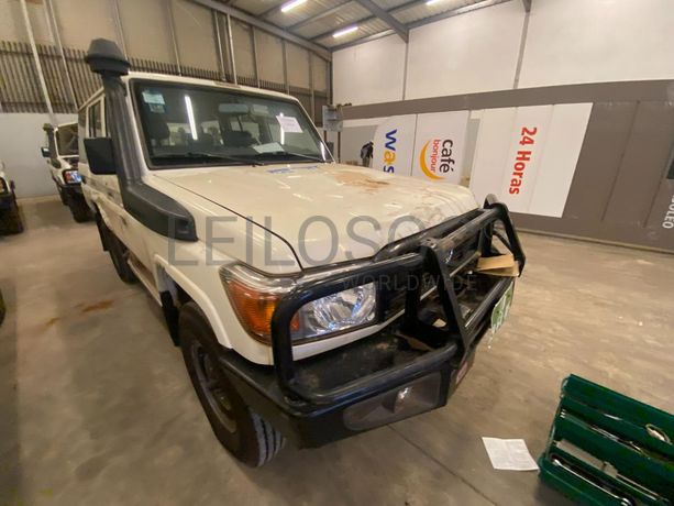 Toyota Land Cruiser (4x4) ·