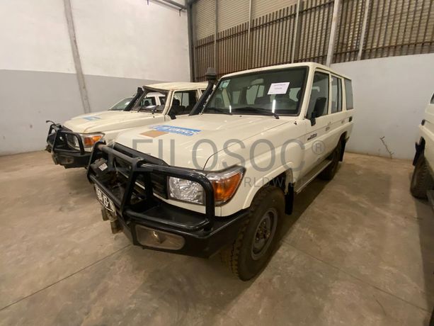 Toyota Land Cruiser (4x4) ·