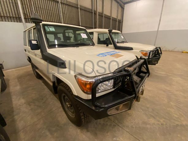 Toyota Land Cruiser (4x4) ·