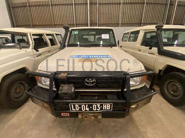 Toyota Land Cruiser (4x4) ·