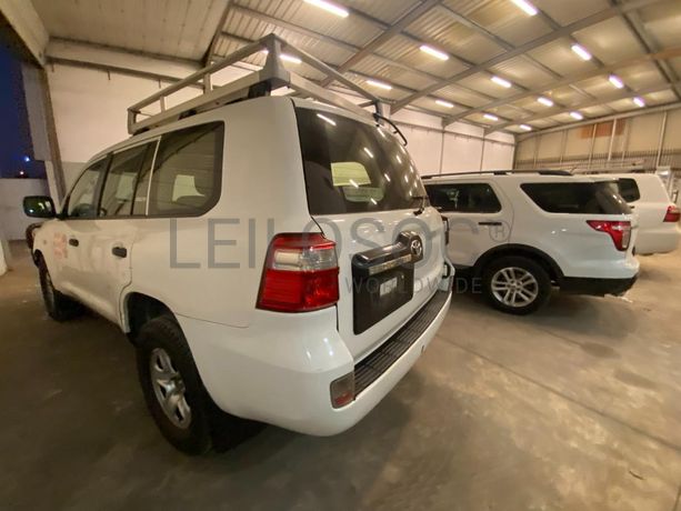 Veículo Toyota Land Cruiser ·