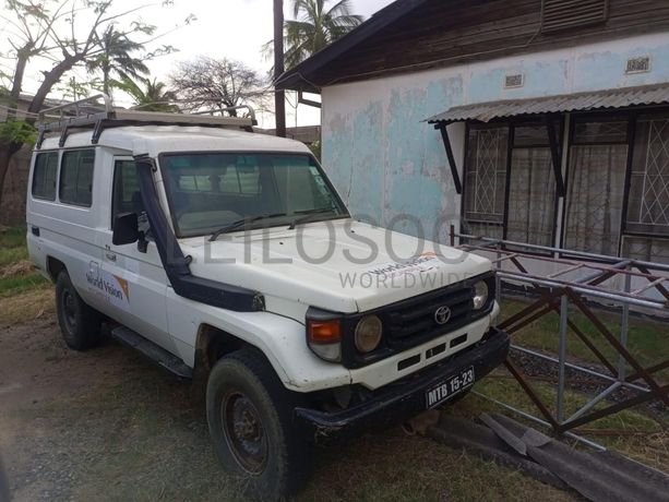 Toyota Land Cruiser ·