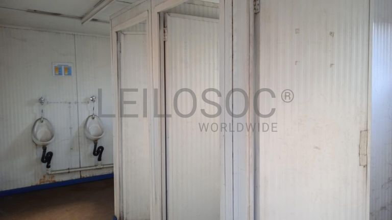 Sanitário publico ·