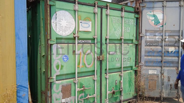 Pranchas metálicas + Mobiliario de escritorio + Mobiliário de escritório + Mobiliário de escritório + Armários metálicos + Mobiliário de escritório + Mobiliário de escritório + Mobiliário de escritório + Mobiliário de escritório + Ar Condicionado + Mobiliário de escritório + Diversos + Diversos + Pastas de arquivo + Contentor de 40P ·