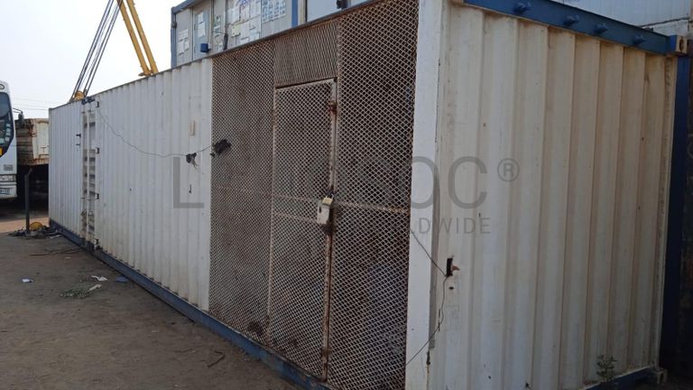 Furadeira + Compressor de Ar "Atlas Copco". + Diversos + Máquina multifuncional   + Guinchos + Macaco hidráulico   + Diversos + Diversos + Diversos + Diversos + Grampo   + Diversos + Diversos + Diversos + Diversos +  Tambores 400L de óleo hidráulico. + Bombas de abastecimento de óleo hidráulico   + Compressor de Ar   + Diversos + Tubos de mangueira   + Diversos + Botijão de gás 50L   + Diversos + Diversos + Contentor de 40P ·