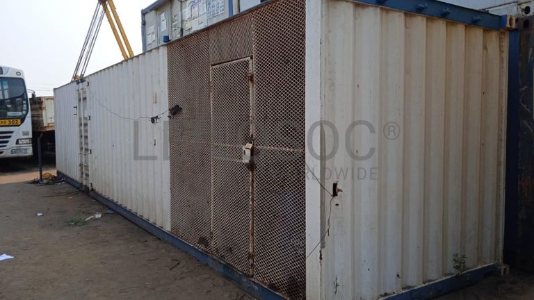 Furadeira + Compressor de Ar "Atlas Copco". + Diversos + Máquina multifuncional   + Guinchos + Macaco hidráulico   + Diversos + Diversos + Diversos + Diversos + Grampo   + Diversos + Diversos + Diversos + Diversos +  Tambores 400L de óleo hidráulico. + Bombas de abastecimento de óleo hidráulico   + Compressor de Ar   + Diversos + Tubos de mangueira   + Diversos + Botijão de gás 50L   + Diversos + Diversos + Contentor de 40P ·