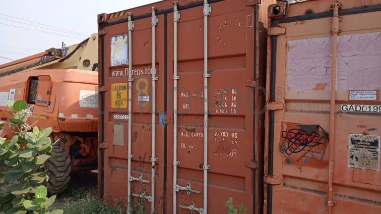 Suportes de cabos eléctricos + Contentor de 40P ·