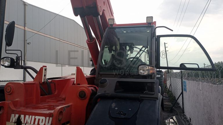 Empilhador Telescópico  MANITOU MHT 10210 ·