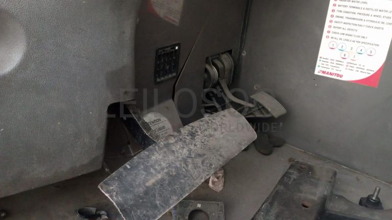 Empilhador Telescópico  MANITOU MHT 10210 ·