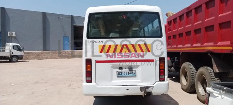 Autocarro Nissan Civilian ·