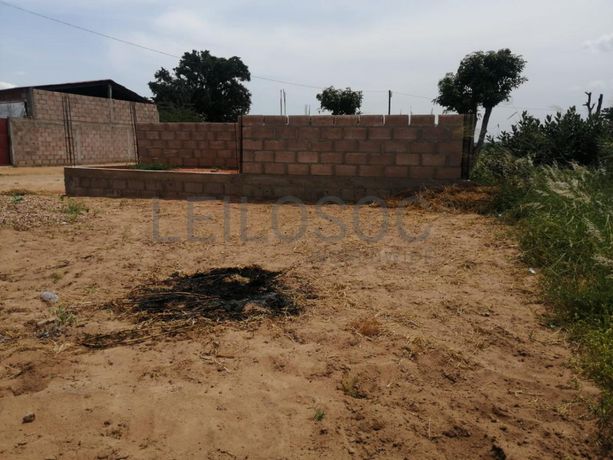 Casa T2 inacabada em terreno de 351m2  ·