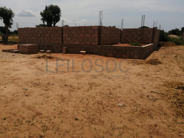 Casa T2 inacabada em terreno de 351m2  ·