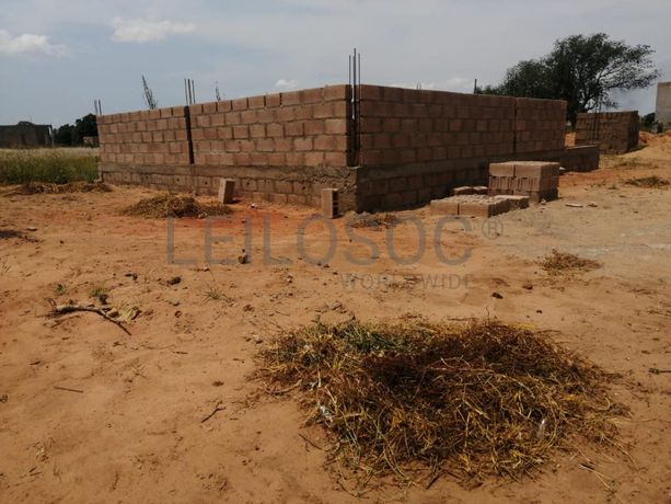 Casa T2 inacabada em terreno de 351m2  ·