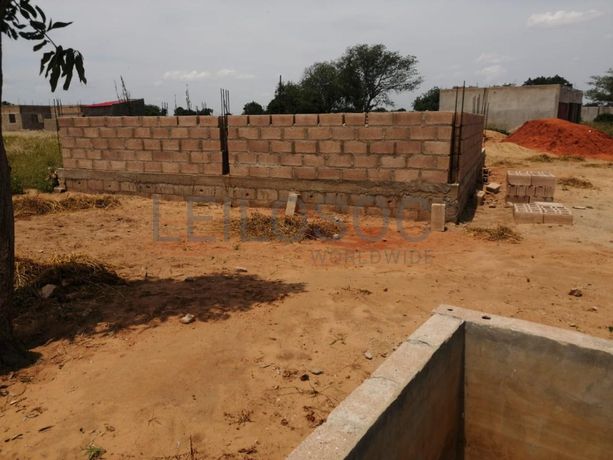 Casa T2 inacabada em terreno de 351m2  ·