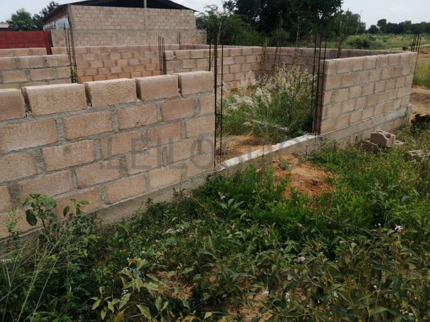 Casa T2 inacabada em terreno de 351m2  ·