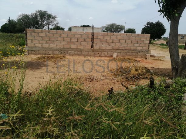 Casa T2 inacabada em terreno de 351m2  ·