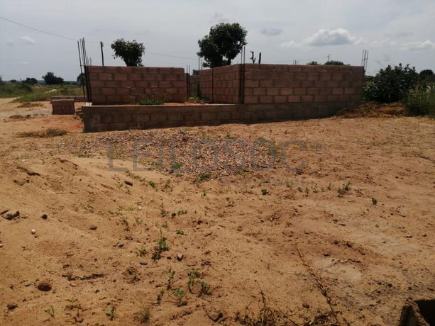 Casa T2 inacabada em terreno de 351m2  ·