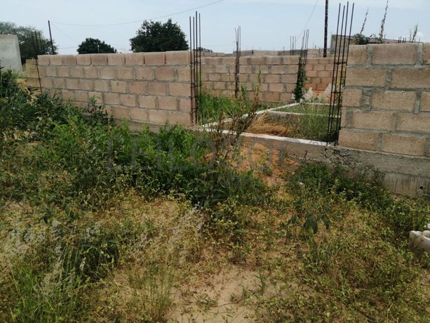 Casa T2 inacabada em terreno de 351m2  ·