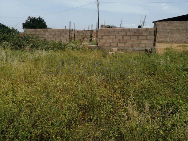 Casa T2 inacabada em terreno de 351m2  ·