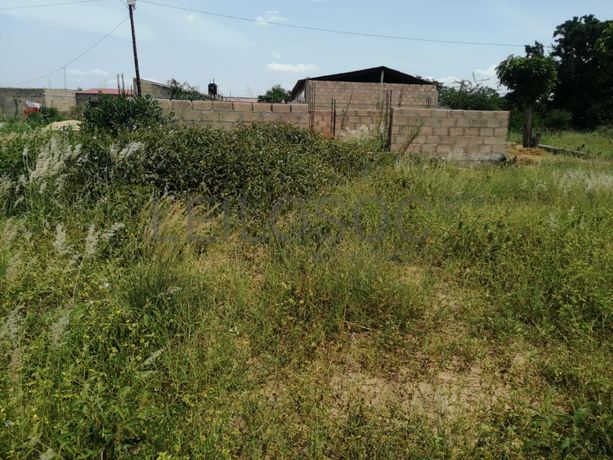 Casa T2 inacabada em terreno de 351m2  ·