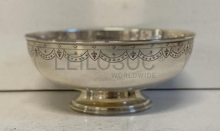 Taça com brasão e decoração