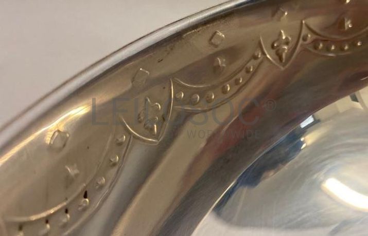 Taça com brasão e decoração