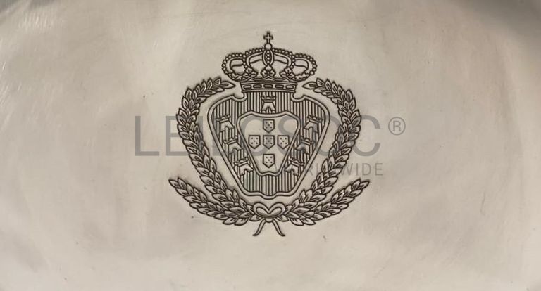 Taça com brasão e decoração