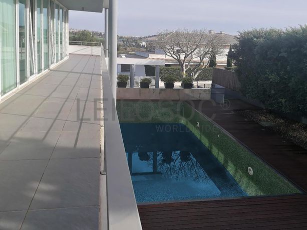 Moradia V3 com Piscina inserida na Quinta da Moura · Oeiras