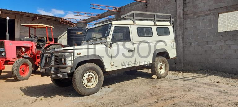 Land Rover Defender ·