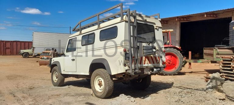 Land Rover Defender ·