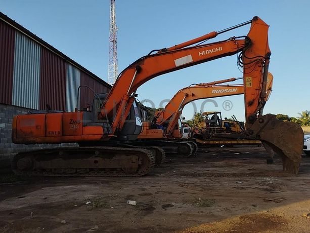 Escavadeira Hitachi ZX210LC ·