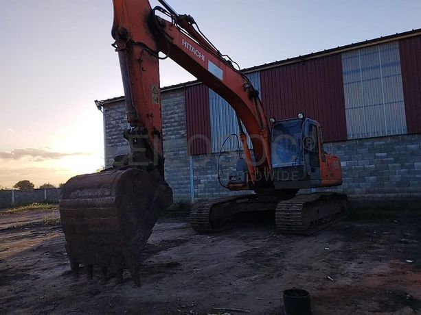 Escavadeira Hitachi ZX210LC ·