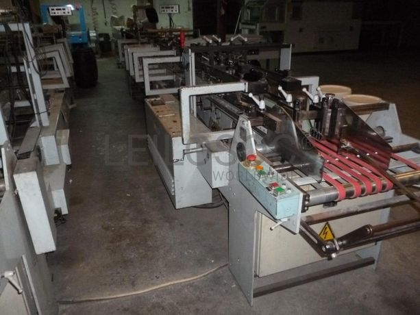 Máquina de colar caixas