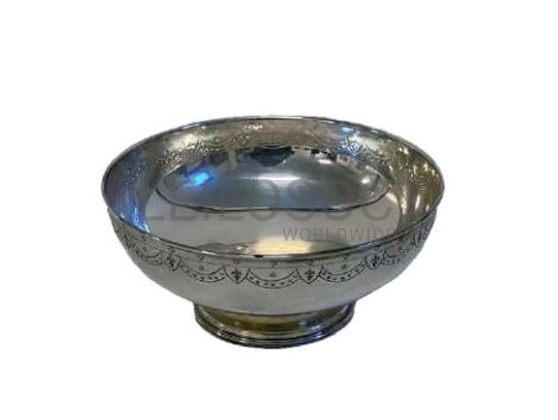 Taça com brasão e decoração