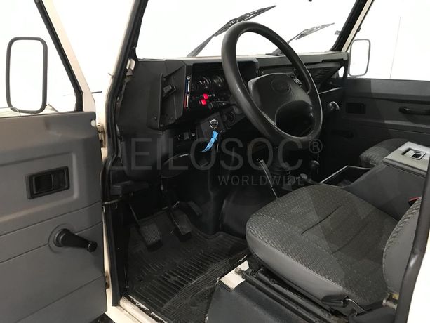 Land Rover Defender 110 300 TDi · 9 lugares · Ano 1997